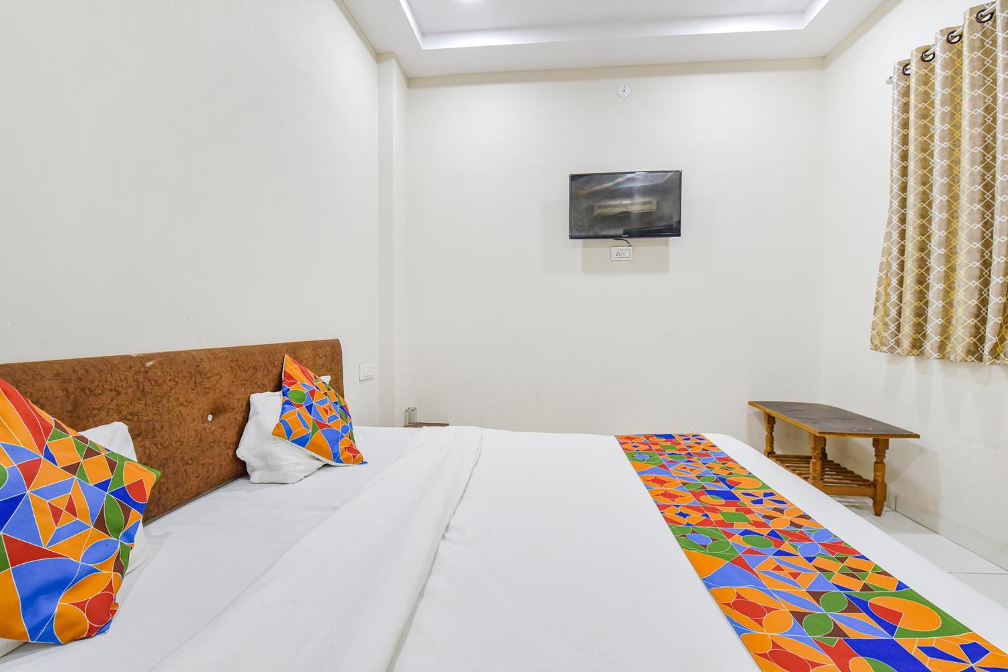 Fabexpress Devani Palace Ujjain Extérieur photo
